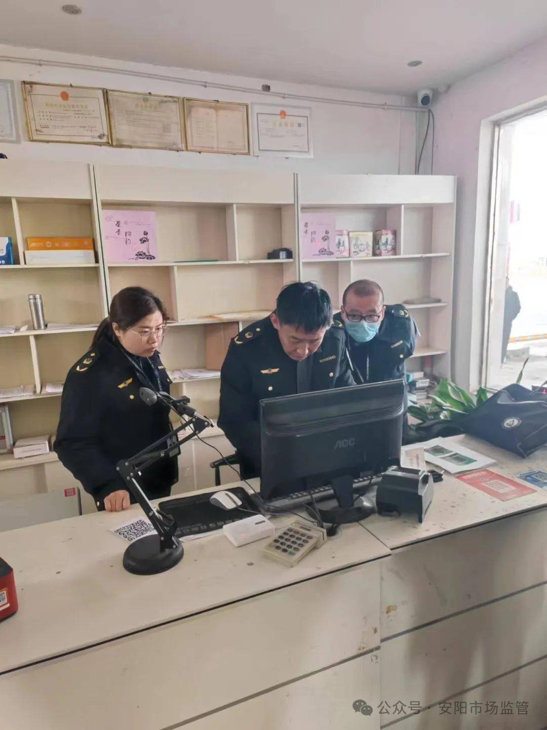 2月28日,帮带师傅李博带领徒弟吴卫喜,索华俊到滑县某加油站对加油机