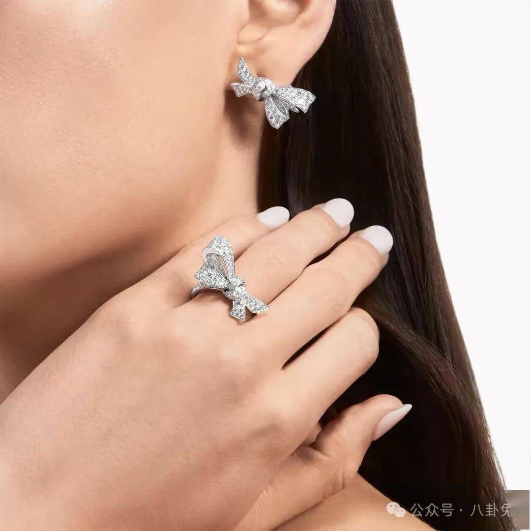 另外,还有tildas bow钻石戒指,价格12万.这组是缱绻蝴蝶系列.