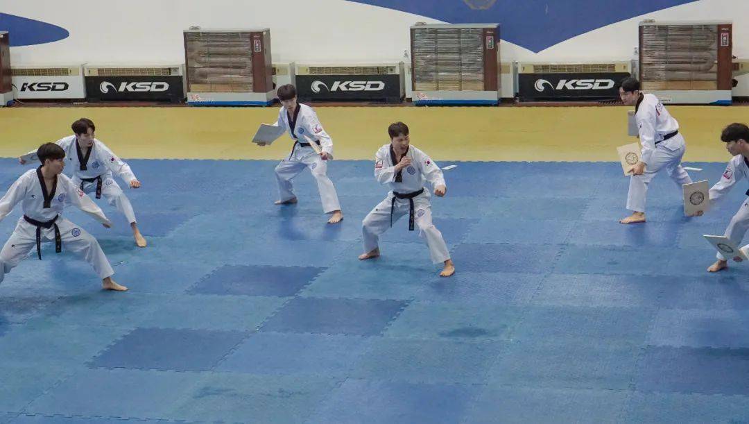 跆拳道是韩国民间流行的一项技击术,是现代奥运会正式比赛项目之一.