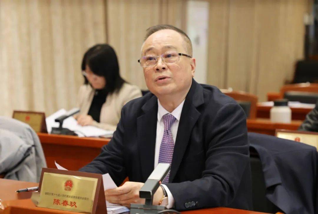 区第十七届人大常委会第二十次会议召开