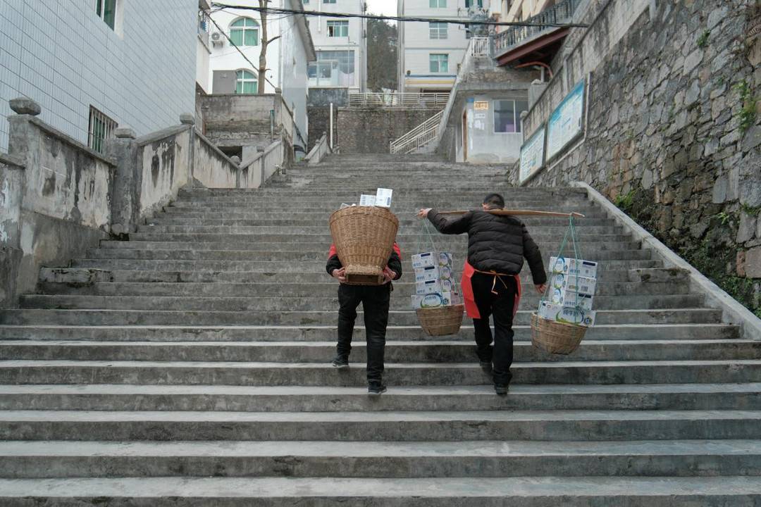 当年,方言喜剧《山城棒棒军》风靡全国,和重庆地形地貌特征类似的黔江