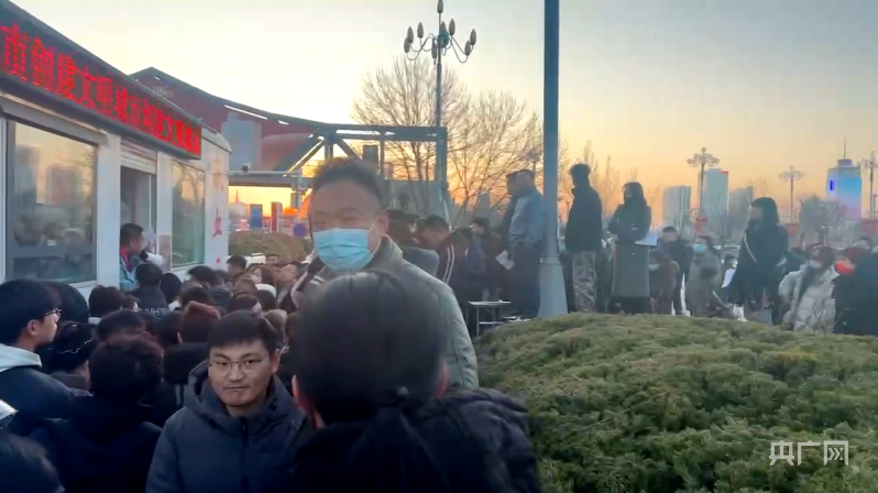 "一方有难 八方支援" 山东德州市民排队献血帮助车祸受伤学生_献血车