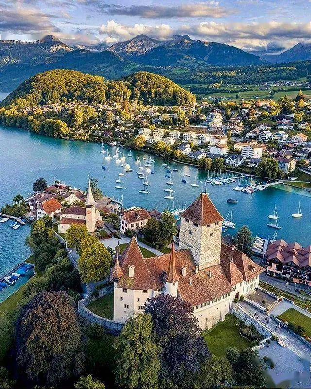 99葡萄园点缀其间,这里的白葡萄酒虽不如莱芒湖畔的上沃州和瓦利斯