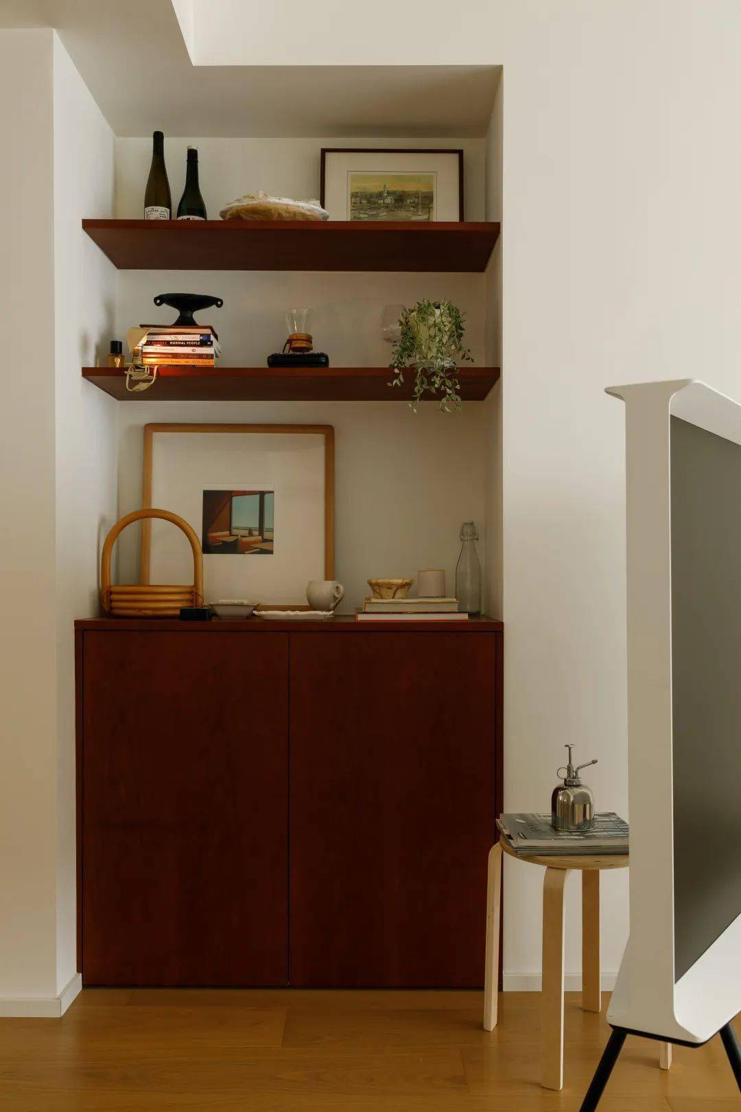 窄的走廊同样也不是问题,设计师里白用和木门线条一致的墙裙进行装饰