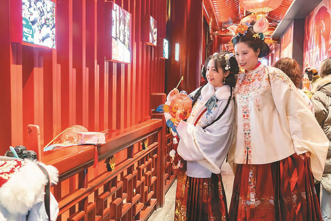 甲辰龙年,街上流行马面裙_汉服_曹县_穿着