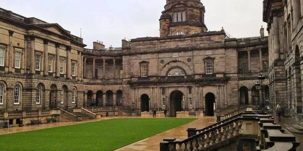 英国两所知名大学要合并了!学生:能不能不改名.