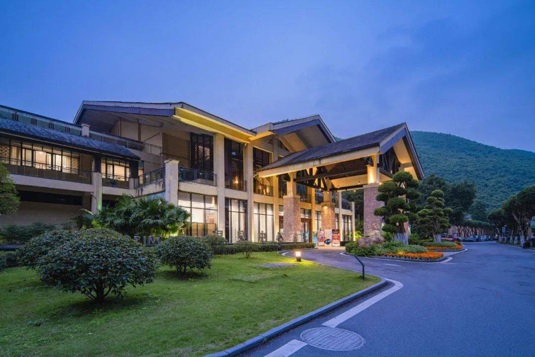 温泉酒店(满房则安排华美达广场/帕格森蒂或同级)助力你舒适玩重庆!