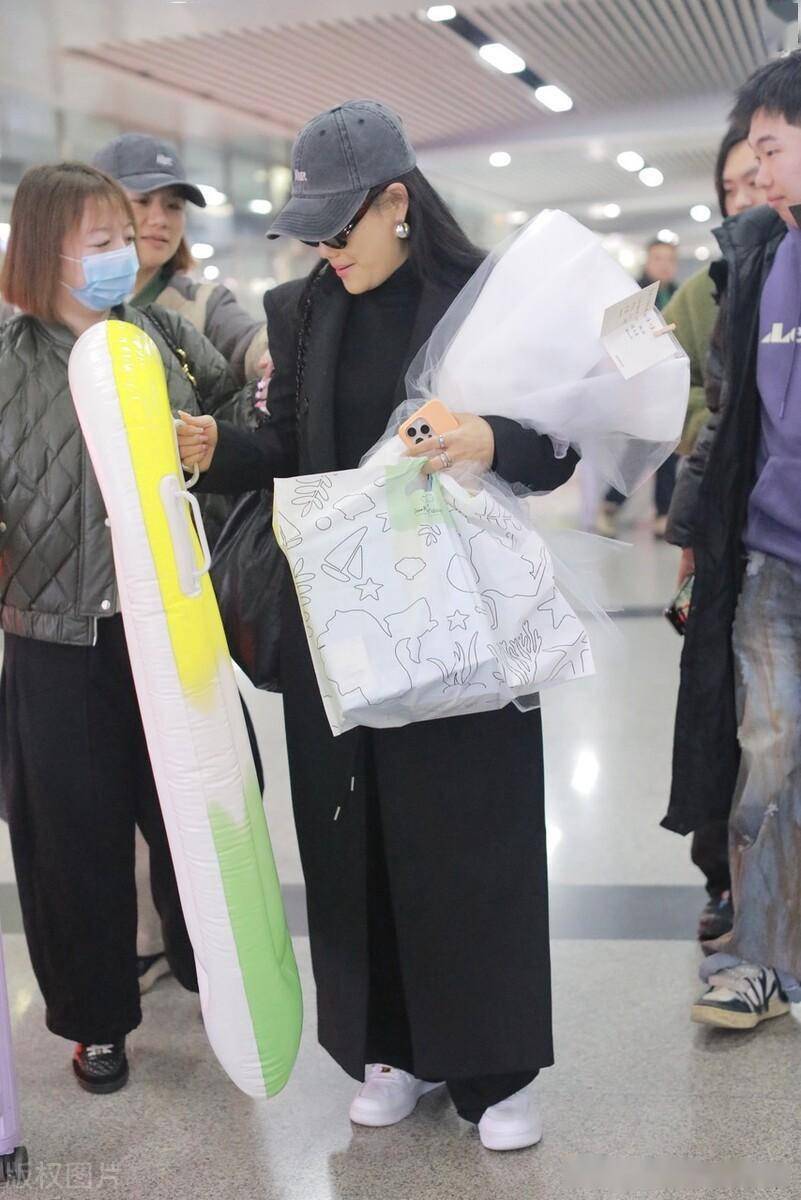 袁娅维抵达长沙录制浪姐5,遇粉丝送划艇应援物_机场_全黑_心情