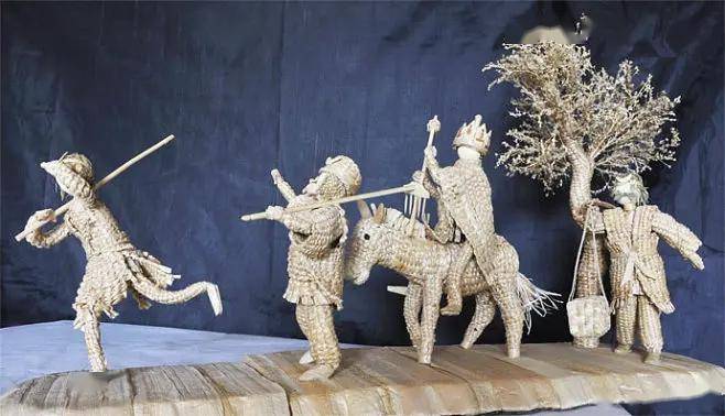 草编是利用各种柔韧草本植物为原料加工编制的工艺品.