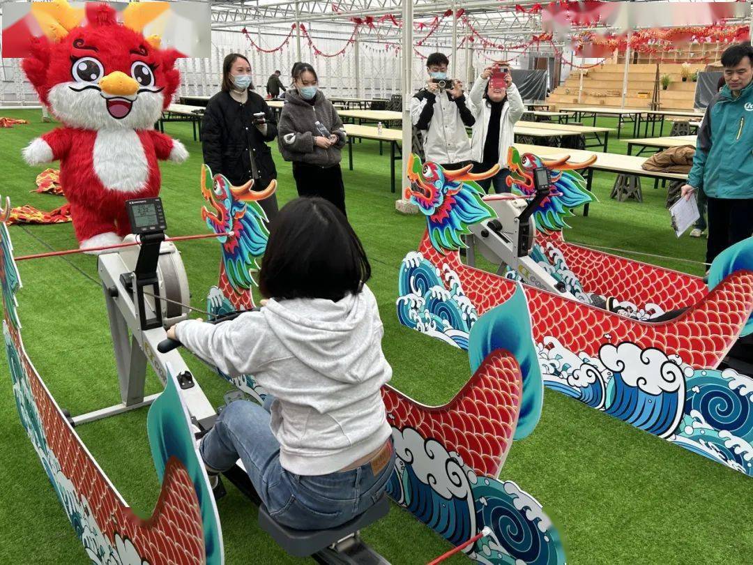 本次趣味运动会设有"龙飞凤舞"健身舞龙带,"龙腾虎跃"陆上划龙舟以及"