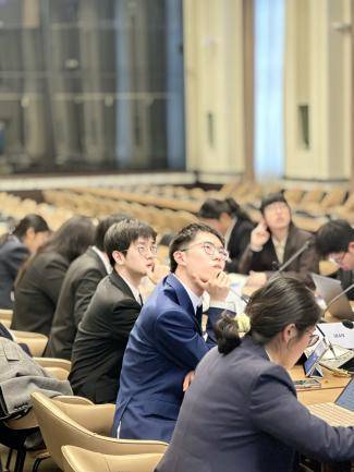 在由联合国协会世界联合会(wfuna)官员polina主持的角色扮演会议中,我