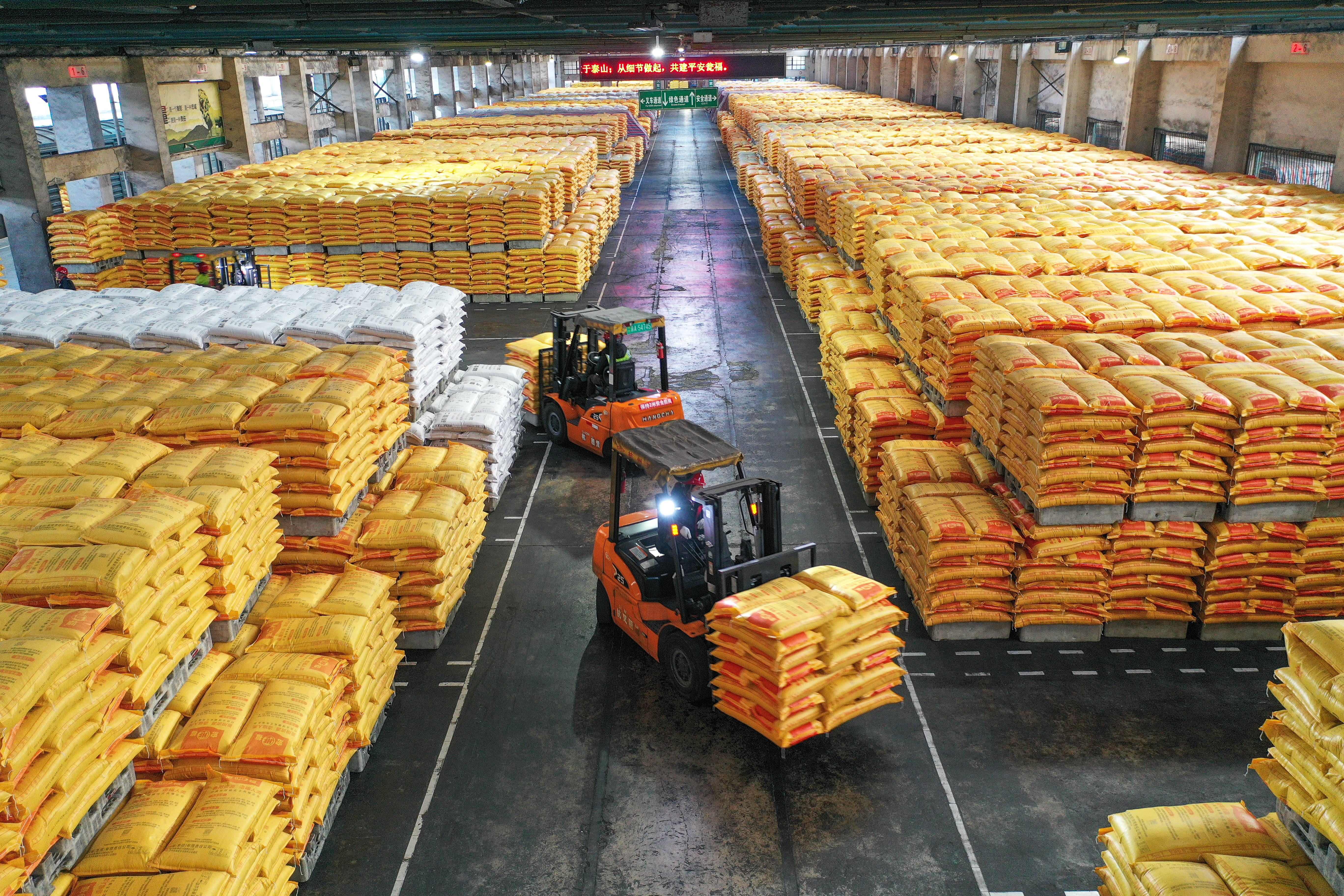 "亚洲磷都"化肥生产备春耕_贵州省_新华社_杨文斌