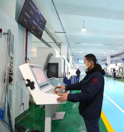 在潍坊市坊子区博鼎精工智能科技(山东)有限公司的生产线车间,灵活的