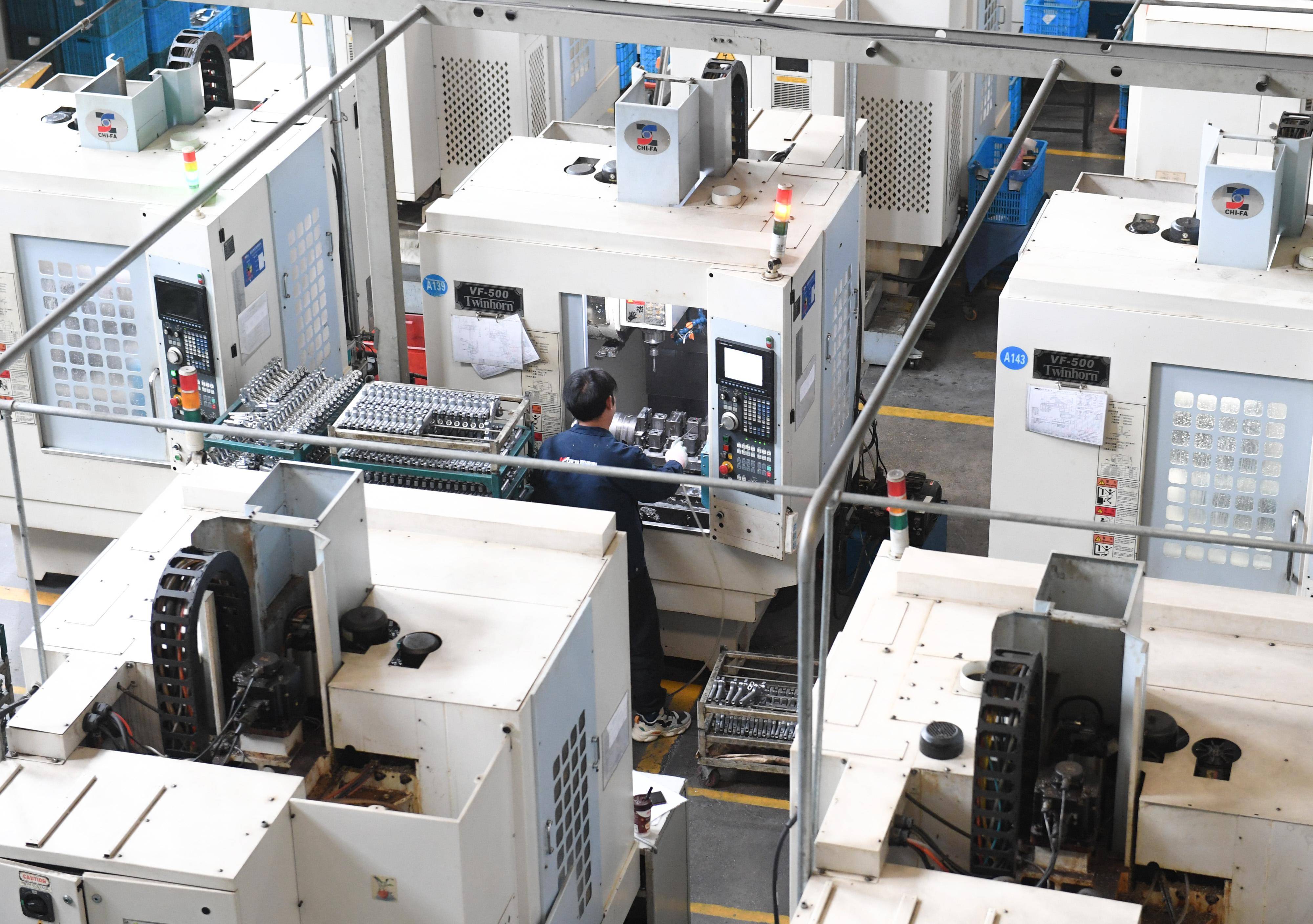 浙江瑞丰五福气动工具有限公司,工作人员在全自动精加工车间调试机器