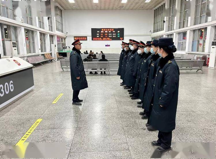 秦岭深处有座城 他在这里扎根42年_略阳_车站_旅客