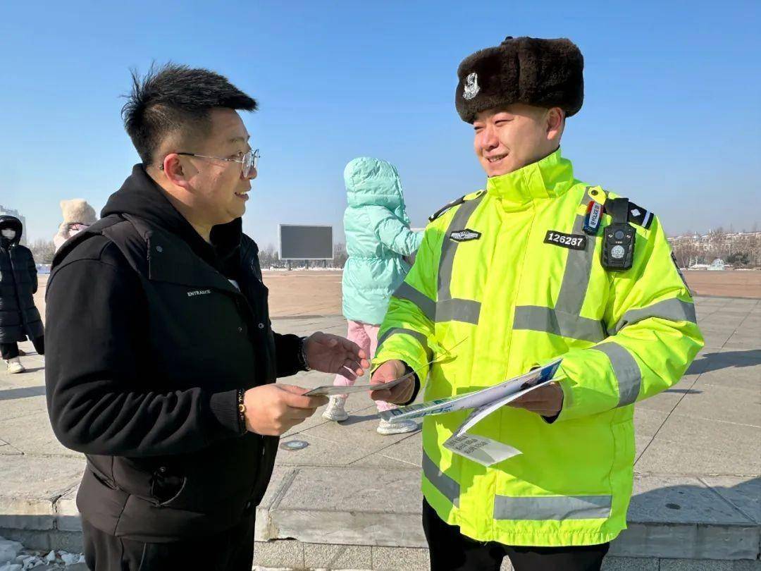 预防和减少道路交通事故的发生,近日,黑龙江省兰西县公安局交通警察