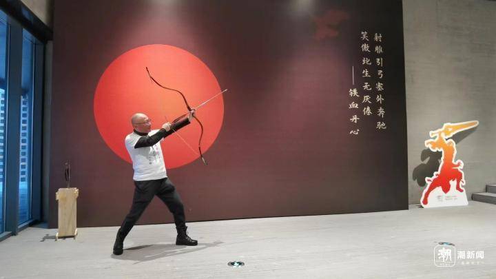 金庸爱好者褚哲文 俞刘东 摄70后褚哲文是金庸"骨灰级"粉丝,参会的他