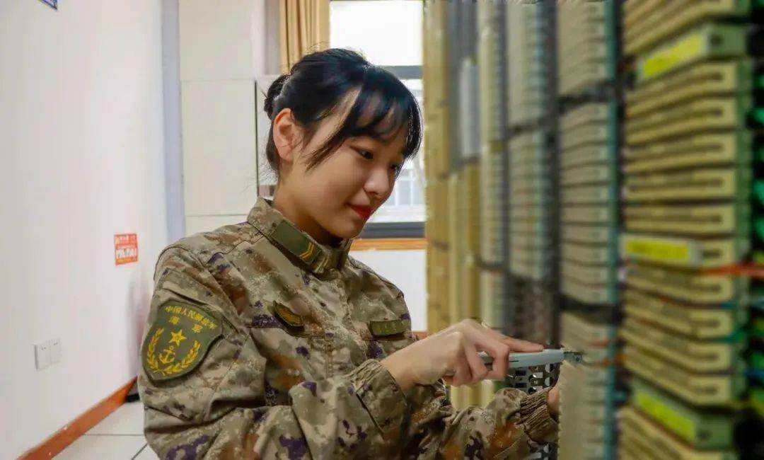 女兵在部队剪头发平头图片