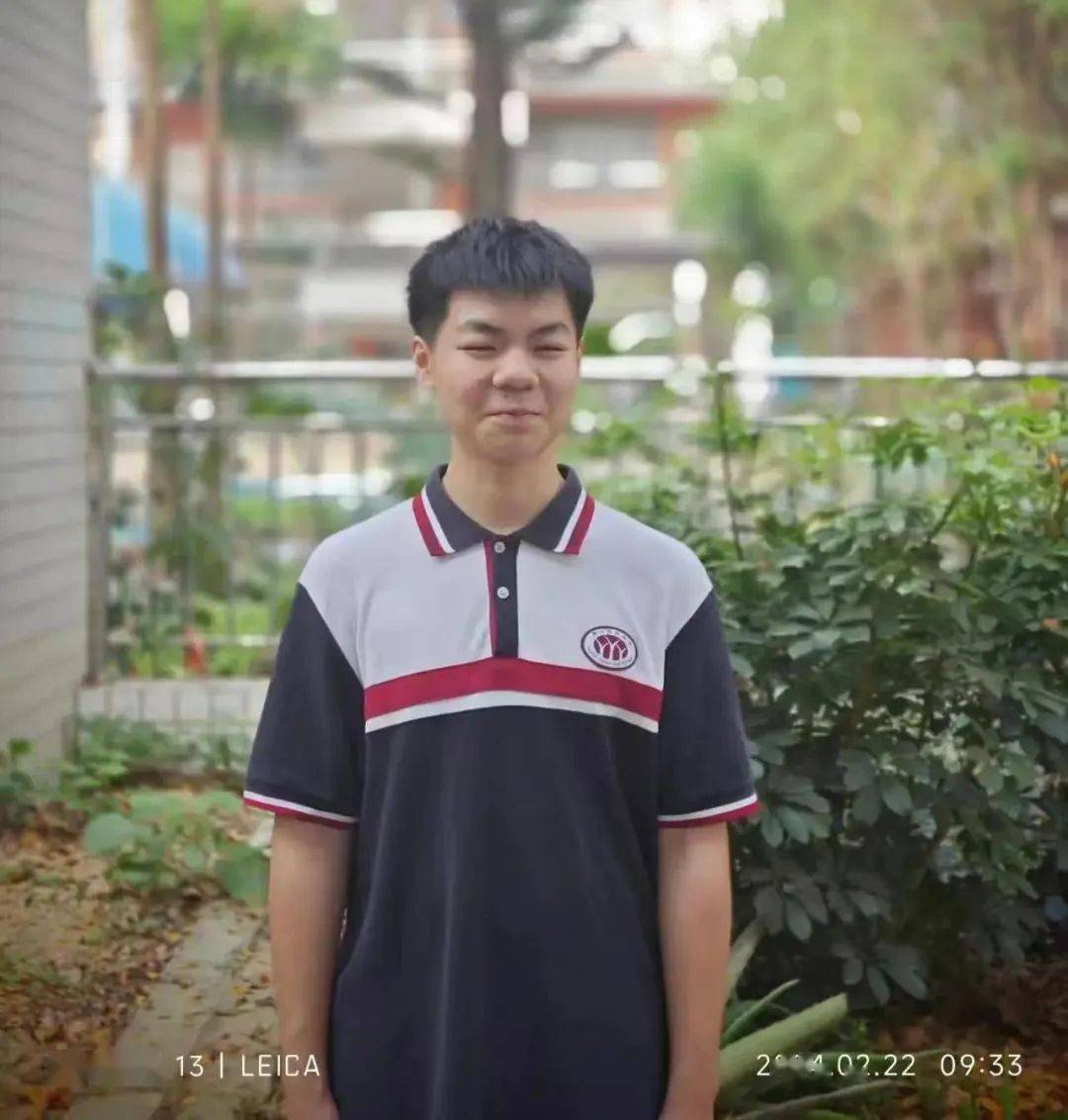 高二10班朱威宇,卢结良同学在校园运动场发现了一件校服.
