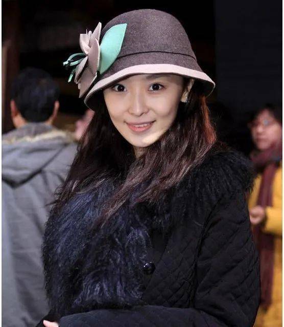 一夜爆红抛弃罗晋,被张艺谋称"黄金第一美",今低调嫁豪门息影_李曼