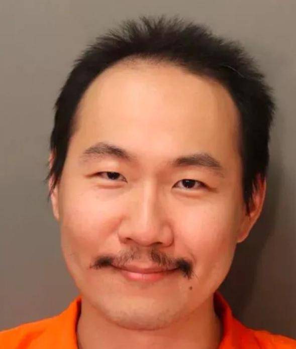 潘勤轩出生于1991年4月16日,上海一个富裕的家庭