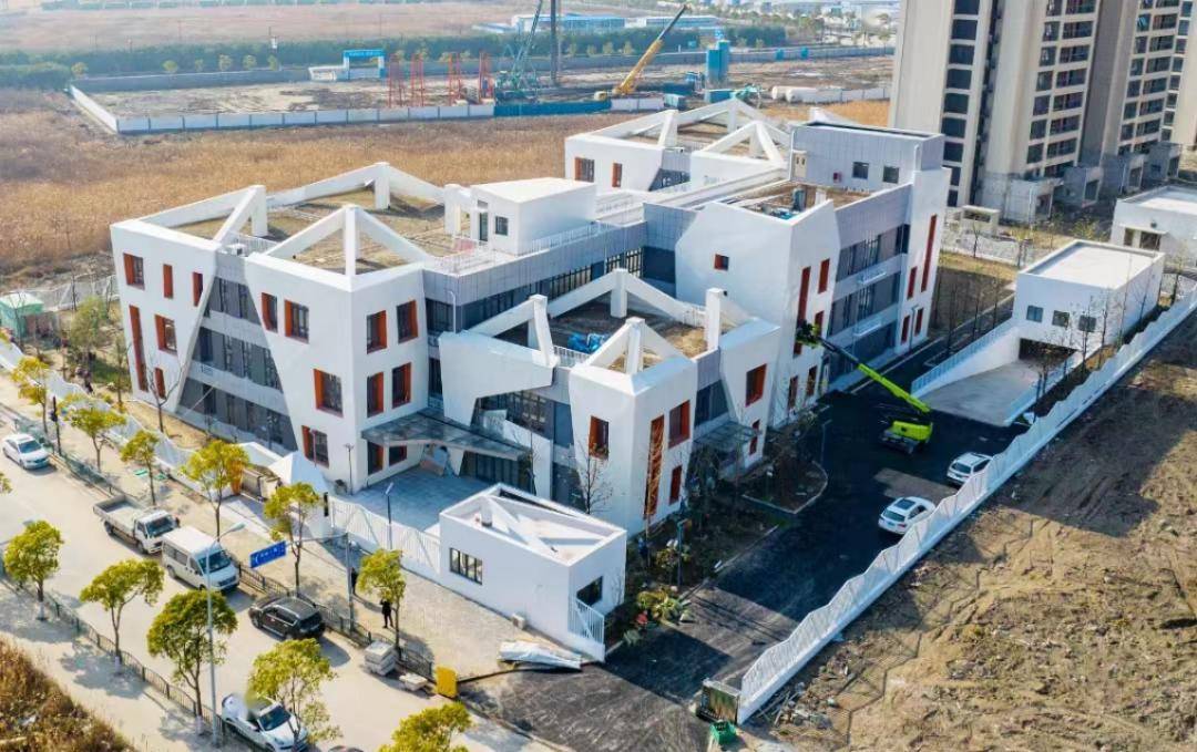 项目总建筑面积约8832平方米,建设为一所16班规模的幼儿园,预计容纳