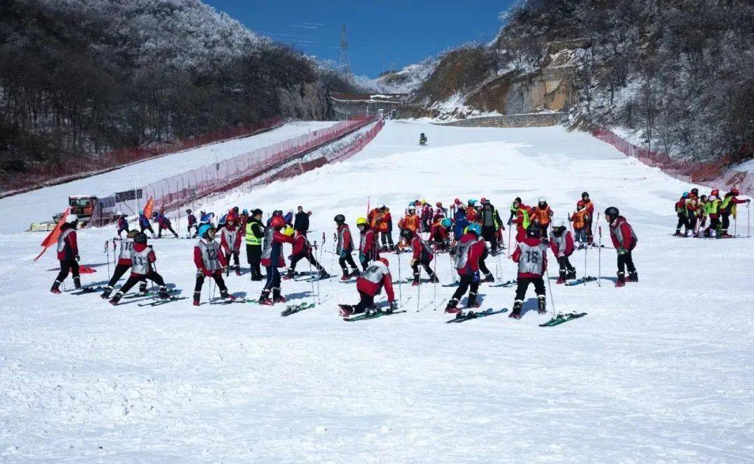 横冲国际滑雪场位于鄂西北荆山山
