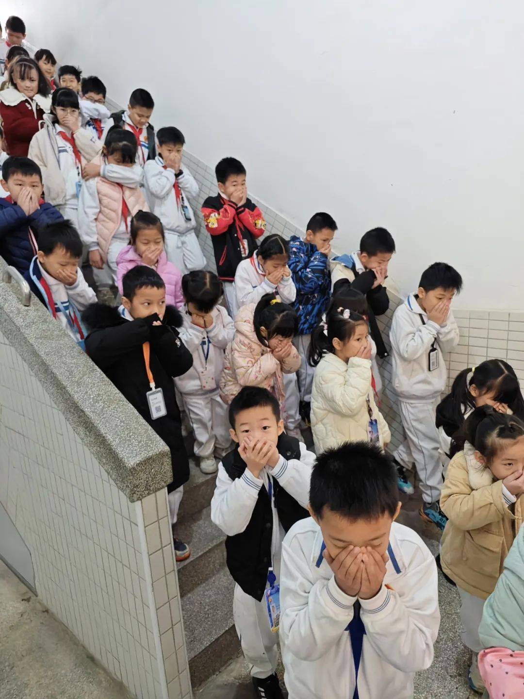 以练筑防防范未燃汕头市长厦小学开展消防安全疏散演练