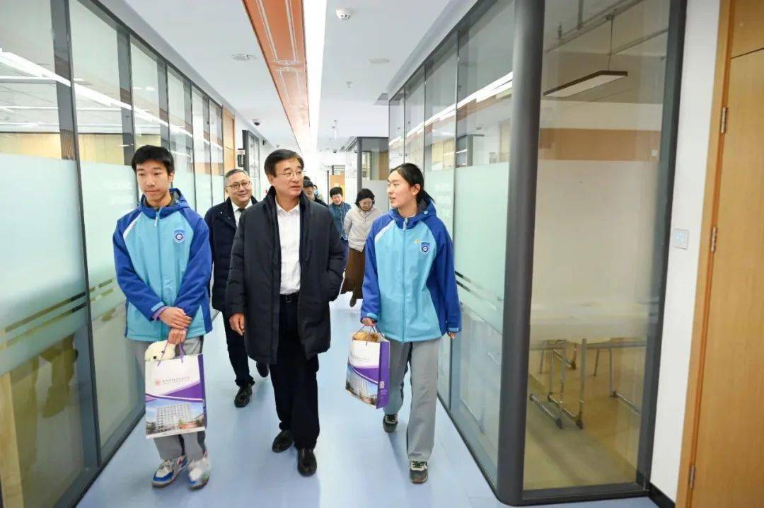 开学第一课王辰院士重回母校深切寄语理工学子
