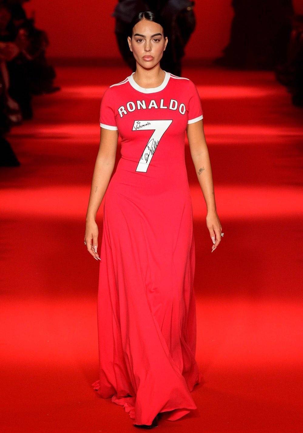 球衣变长裙02乔治娜为时尚品牌走秀,身穿c罗球衣款式连衣裙_ronaldo
