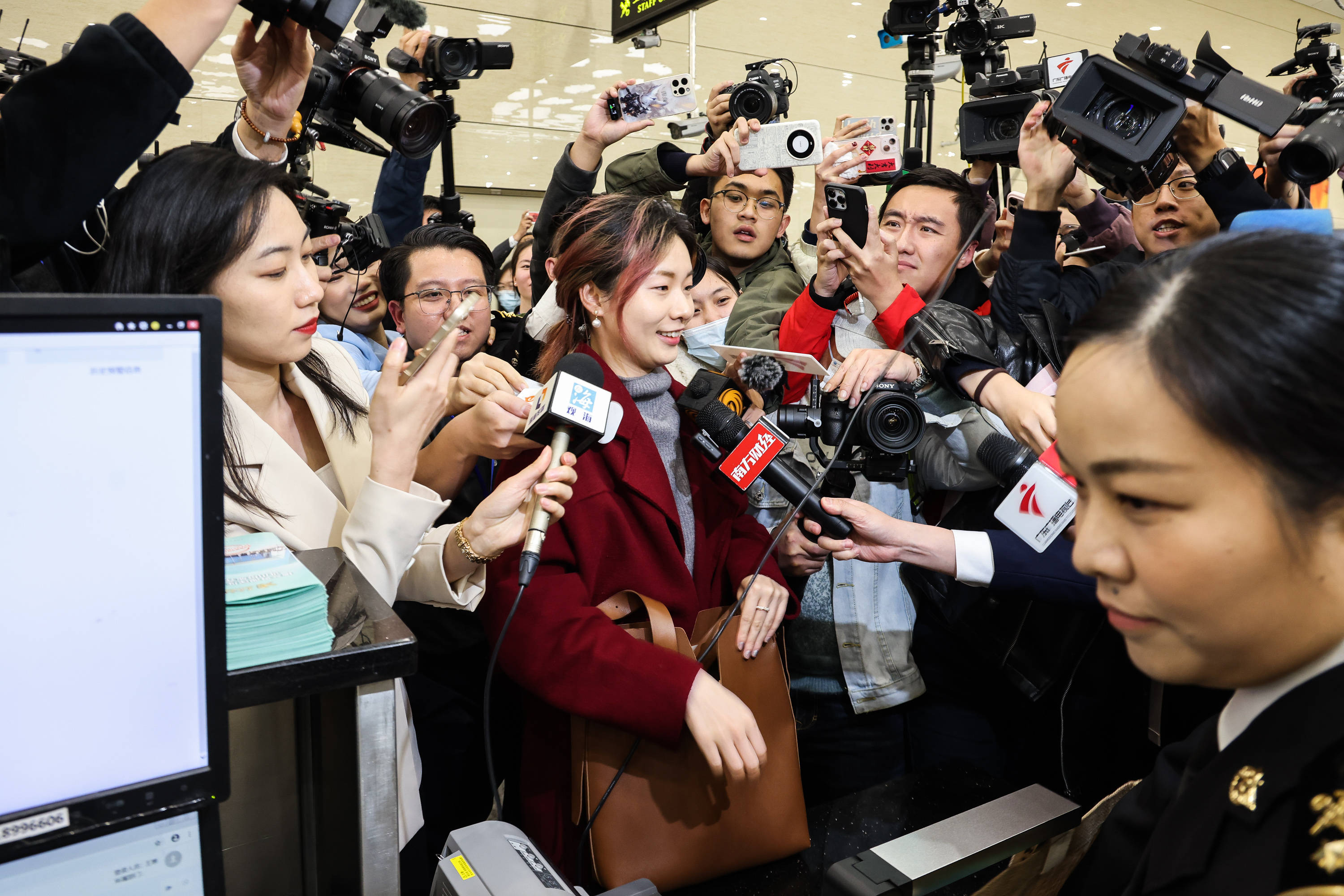 她是横琴粤澳深度合作区正式封关运行后首位通关的旅客 图片来源:新华