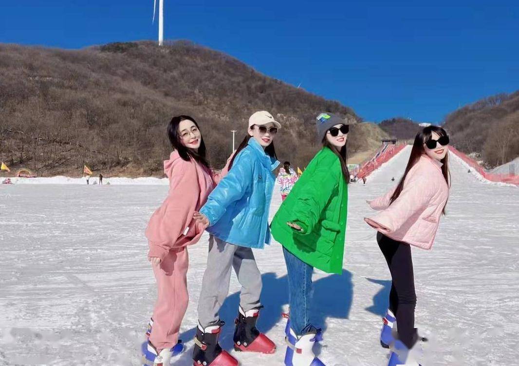 横冲国际滑雪场位于鄂西北荆山山
