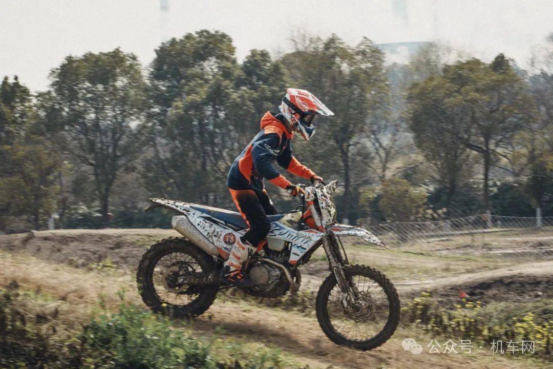 97800元起,ktm发布350,450exc-f,升级了95%的车身部件_搜狐汽车_搜狐