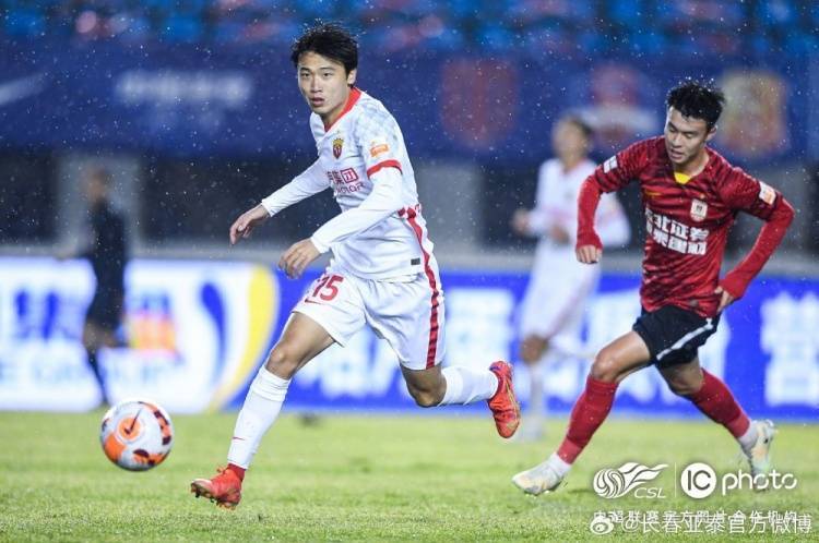 亚泰新援同框2024中超首秀替补登场李申圆与陈洋再续师徒缘