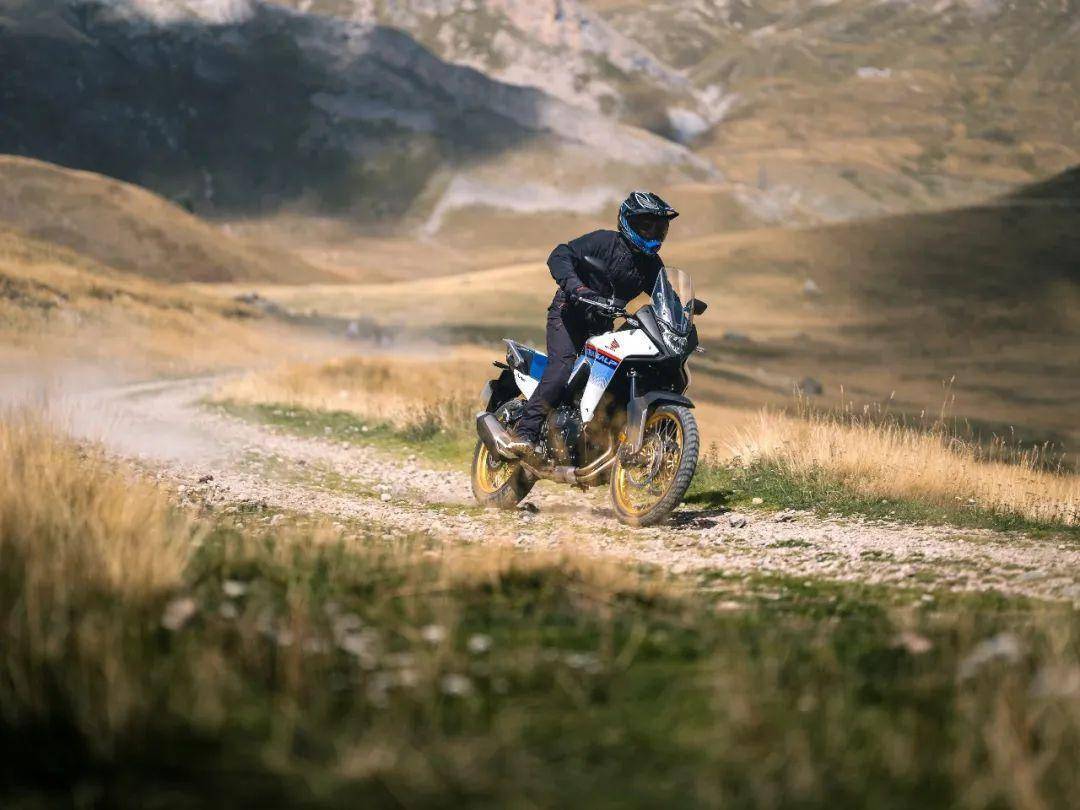 xl700v相比少了v字母,这是因为早先的 transalp搭载的是v型双缸发动机