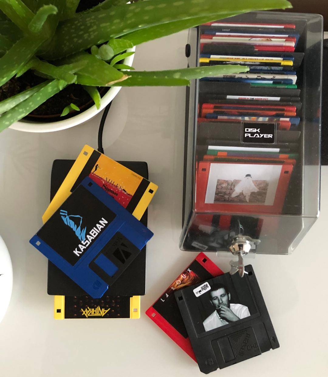 2024 年了,软盘没有被淘汰,还成了这些音乐人的最爱_专辑_软驱_磁带