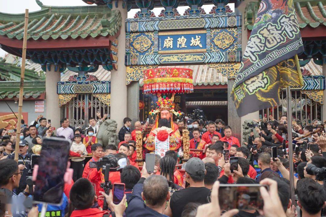 今日揭阳城隍庙伯府大人出巡,现场人潮如涌,很是壮观!