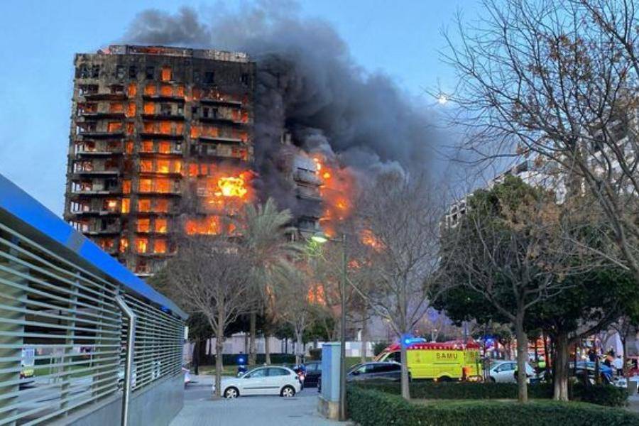 14层公寓突发火灾致10人死亡 初步原因已查明_建筑_隐患_时间