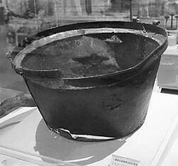 在山西省武乡县八路军太行纪念馆里,陈列着一口80多年前的行军锅.