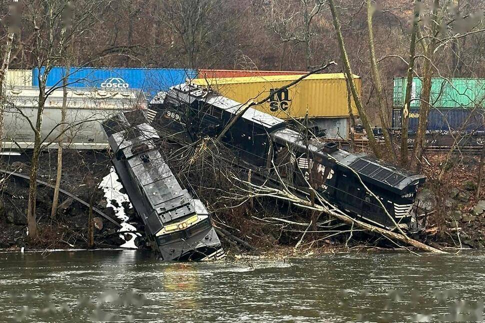 美国发生三列火车相撞事故_列车_人员_泄漏