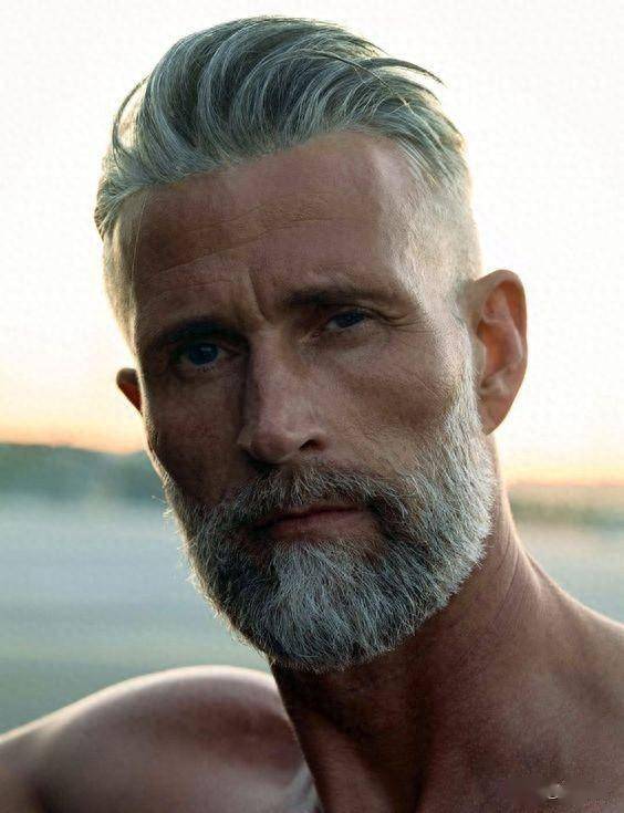 50岁以上的男士发型这样剪花白头发也帅气
