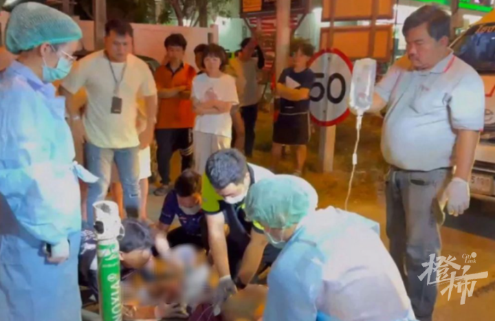 据报道,车祸发生时,一队在附近巡查的警察看到了肇事的黑色丰田皮卡的