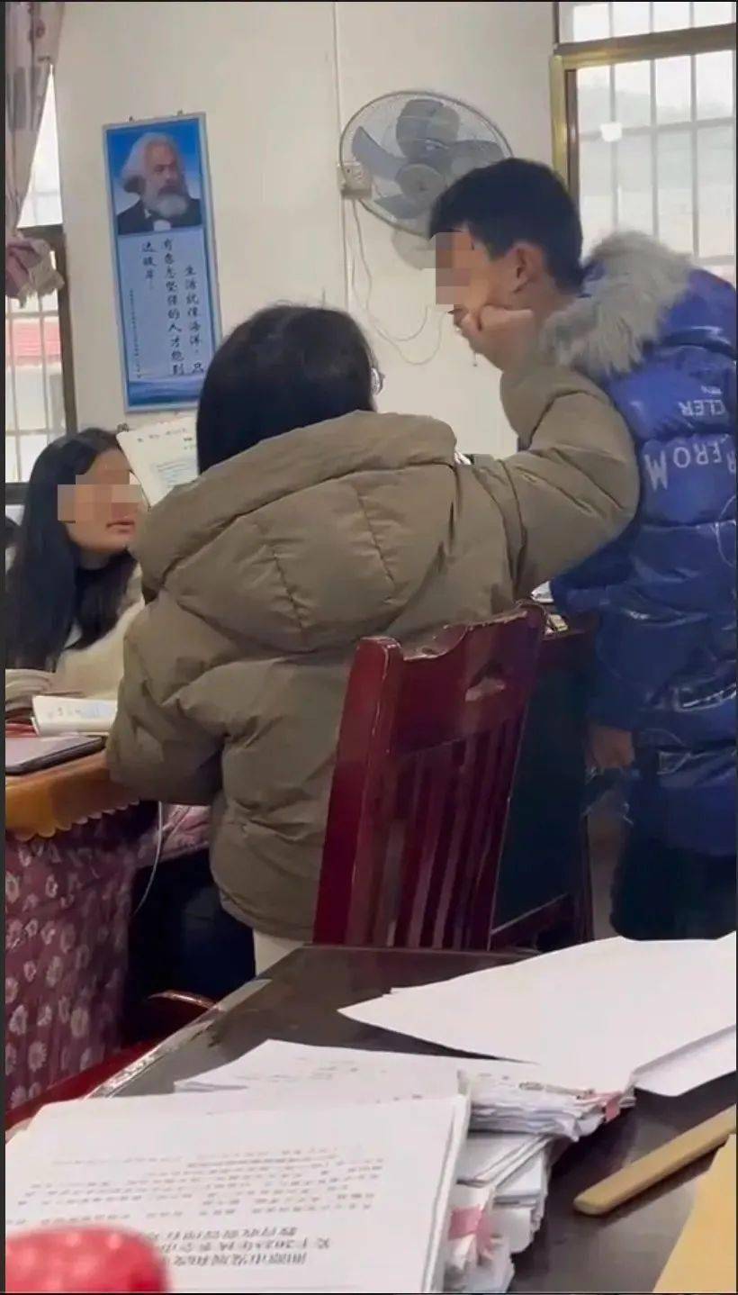 官方通报:涉事女教师停职调查,校长就地免职_视频_作业_女孩