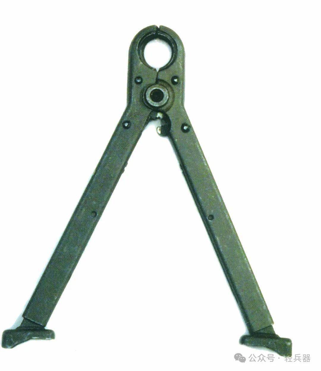 在外观上稍有差别,虽可通用,但可靠性难以保障配用的刺刀为1964型刺刀