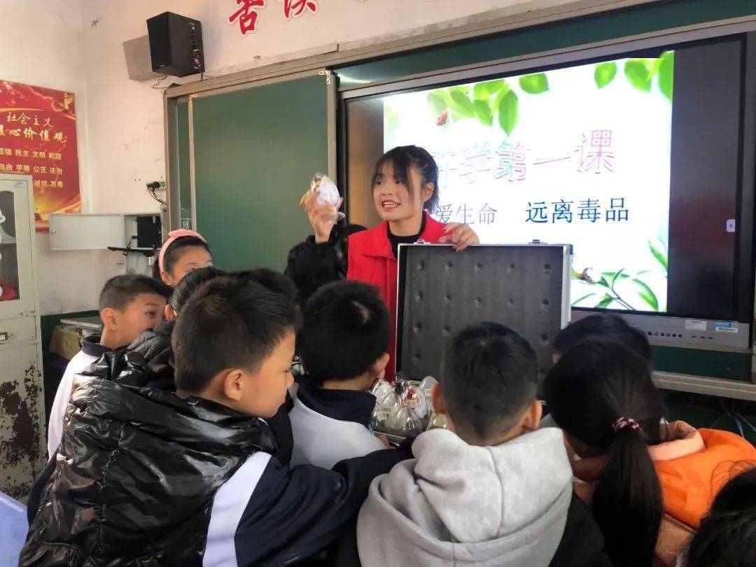 北城街道红梅社区团支部邀请片区民警到北城街道石埠小学开展"禁毒