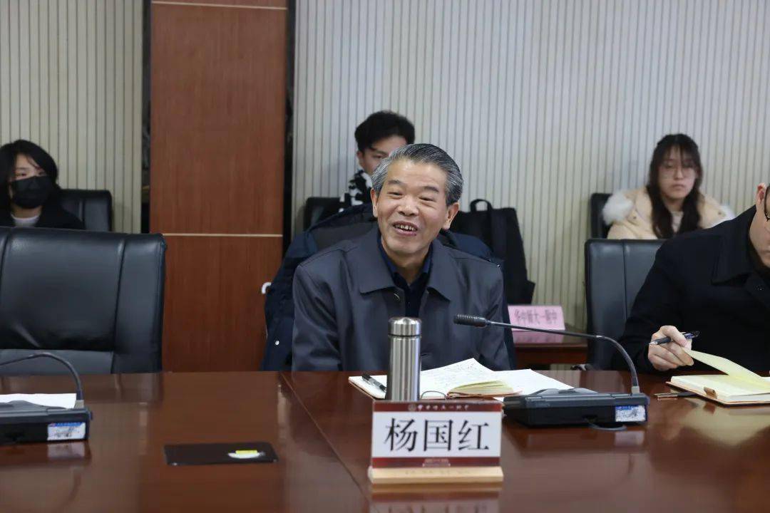 他向在座学生提出寄语"希望华师一的学子能紧随时代的洪流仰望星空