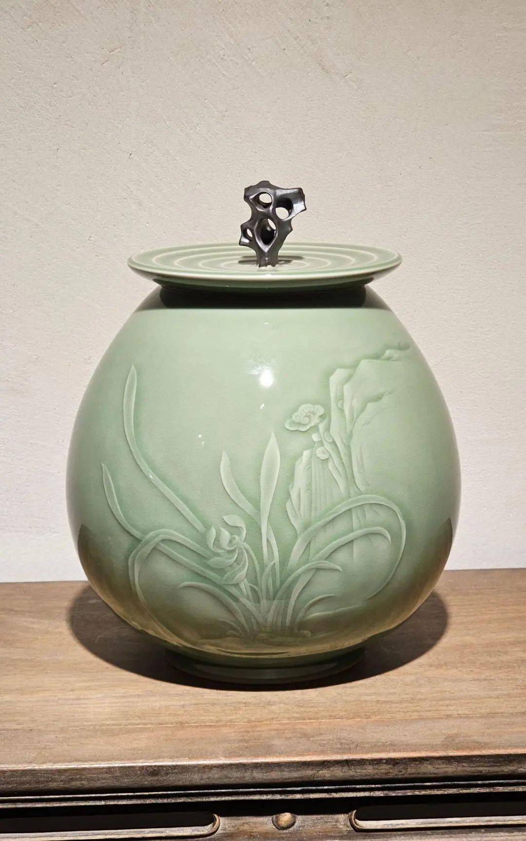 龙泉市启动了百名青瓷非遗传承人创作百件青瓷兰花作品的青瓷"百咏"