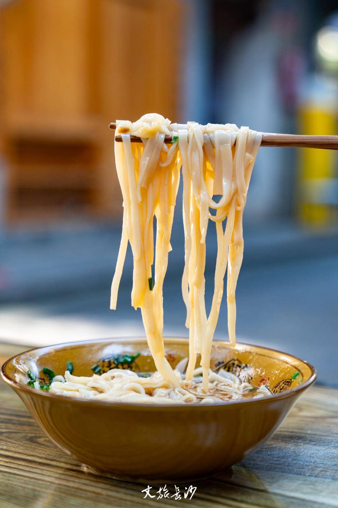 米粉,麻辣子鸡,长沙麻仁香酥鸭,口蘑汤泡肚,腊味合蒸,口味虾,臭豆腐