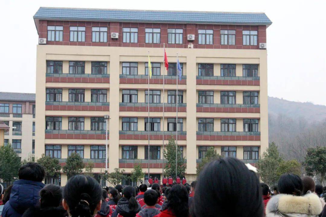弘扬雷锋精神,继承优良传统丨汉中市仁德学校举行第二周主题升旗仪式