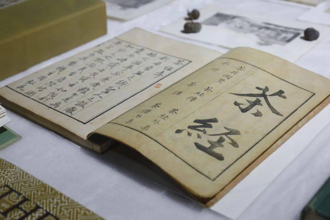 我前段时间去了茅山,山下一片茶园,风景绝美,朋友钱毓在这里开民宿,也